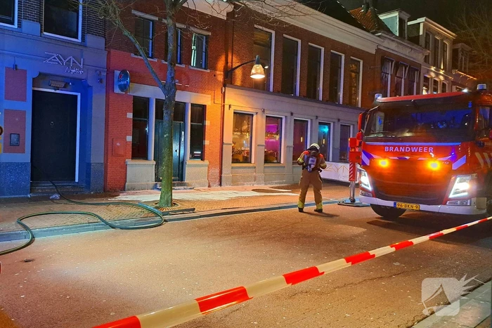 Rookwolken trekken over stad door zeer grote brand