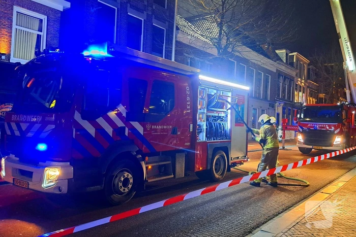 Rookwolken trekken over stad door zeer grote brand