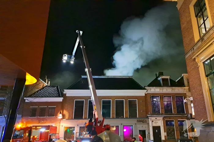 Rookwolken trekken over stad door zeer grote brand