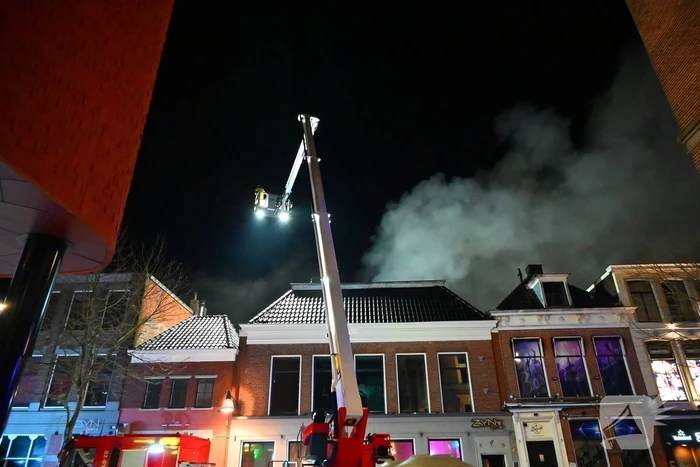 Rookwolken trekken over stad door zeer grote brand