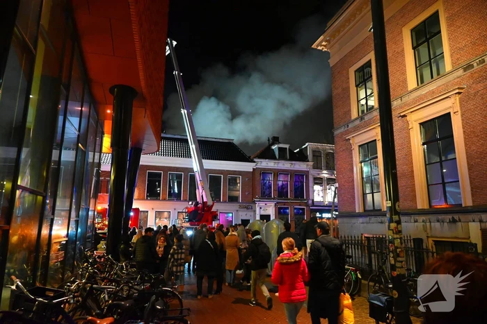 Rookwolken trekken over stad door zeer grote brand