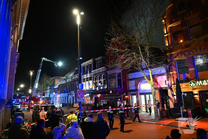 Rookwolken trekken over stad door zeer grote brand