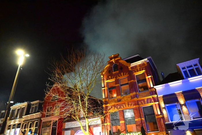 Rookwolken trekken over stad door zeer grote brand