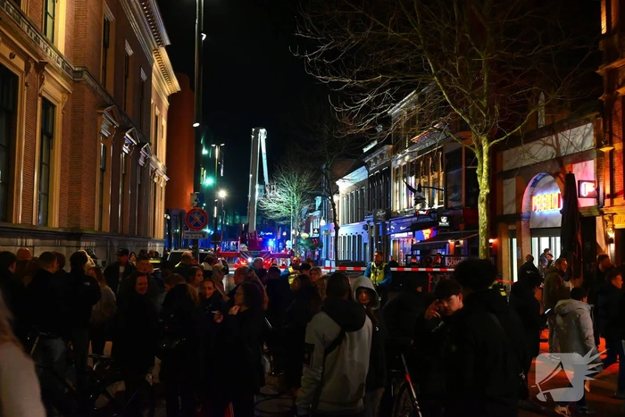 Rookwolken trekken over stad door zeer grote brand