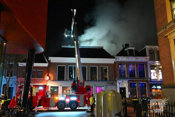 Rookwolken trekken over stad door zeer grote brand