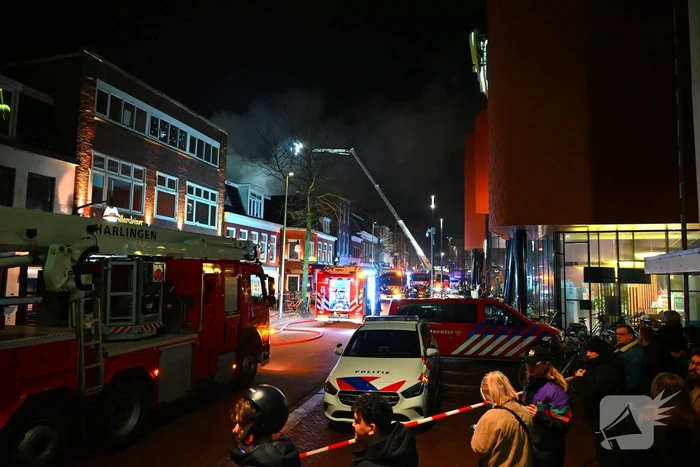 Rookwolken trekken over stad door zeer grote brand