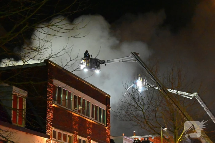 Rookwolken trekken over stad door zeer grote brand