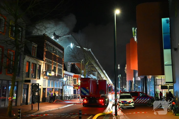 Rookwolken trekken over stad door zeer grote brand