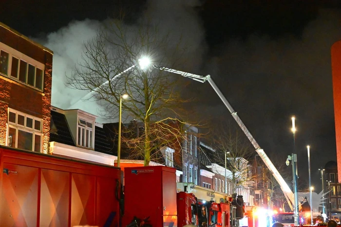 Rookwolken trekken over stad door zeer grote brand