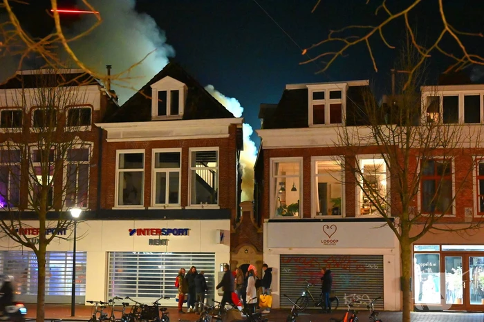 Rookwolken trekken over stad door zeer grote brand