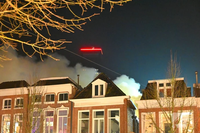 Rookwolken trekken over stad door zeer grote brand