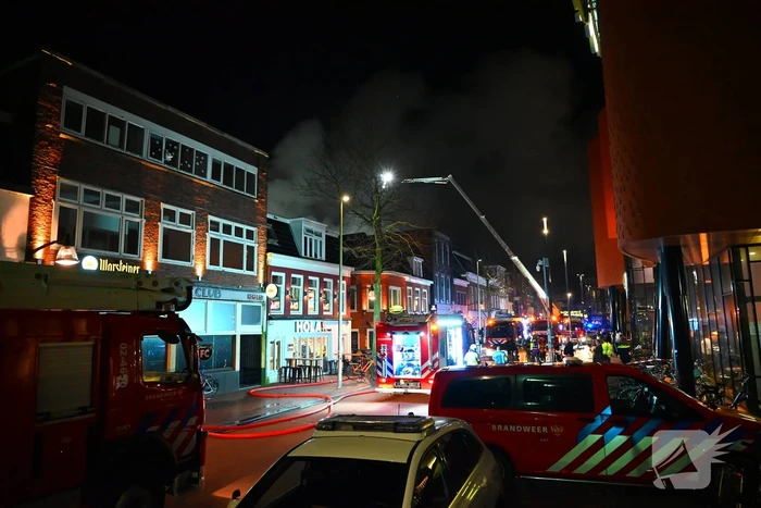 Rookwolken trekken over stad door zeer grote brand