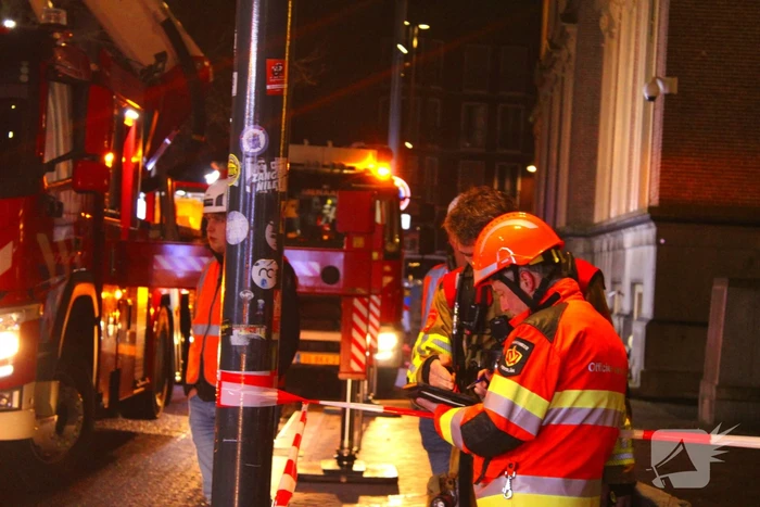 Rookwolken trekken over stad door zeer grote brand