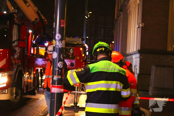 Rookwolken trekken over stad door zeer grote brand