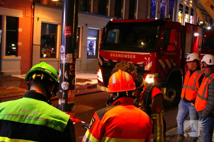Rookwolken trekken over stad door zeer grote brand