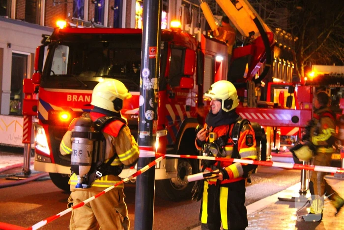 Rookwolken trekken over stad door zeer grote brand