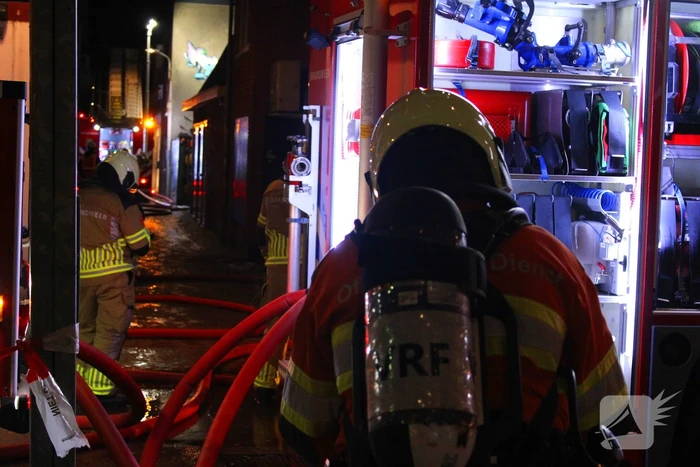 Rookwolken trekken over stad door zeer grote brand