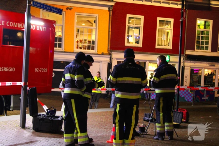 Rookwolken trekken over stad door zeer grote brand