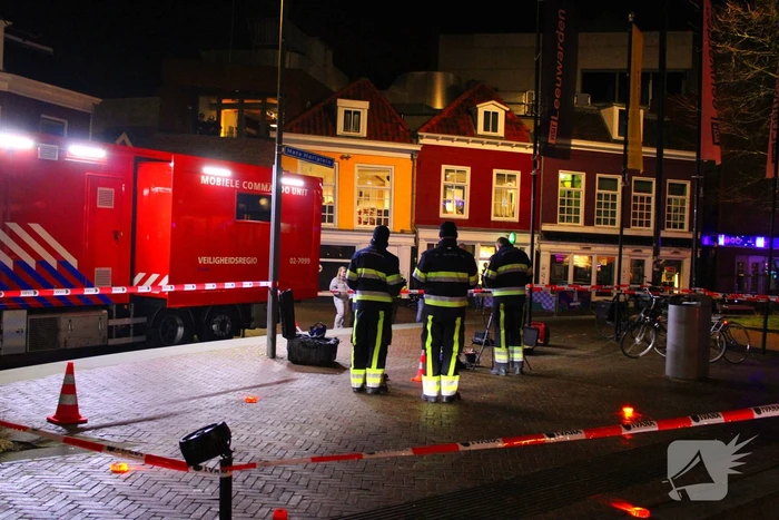 Rookwolken trekken over stad door zeer grote brand