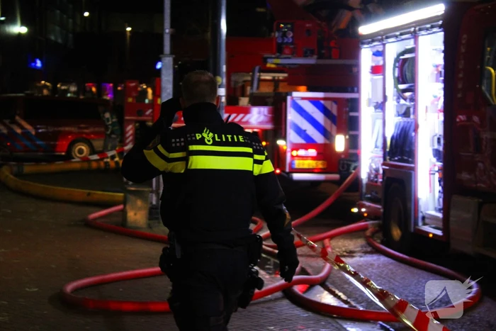 Rookwolken trekken over stad door zeer grote brand