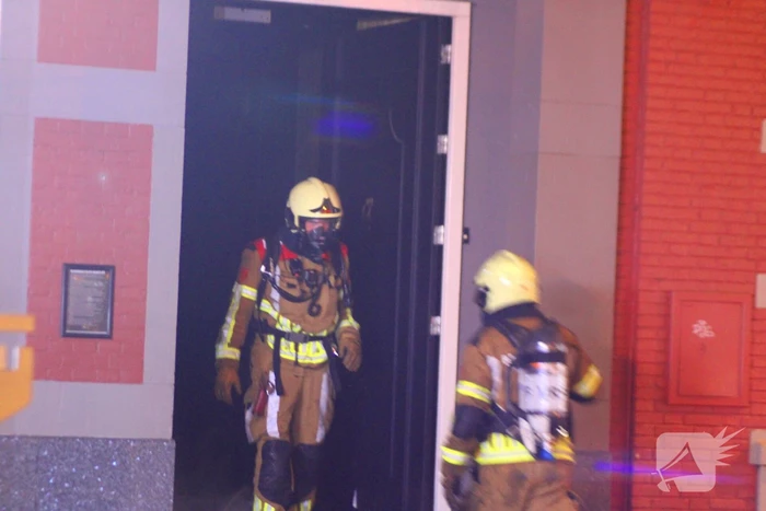 Rookwolken trekken over stad door zeer grote brand