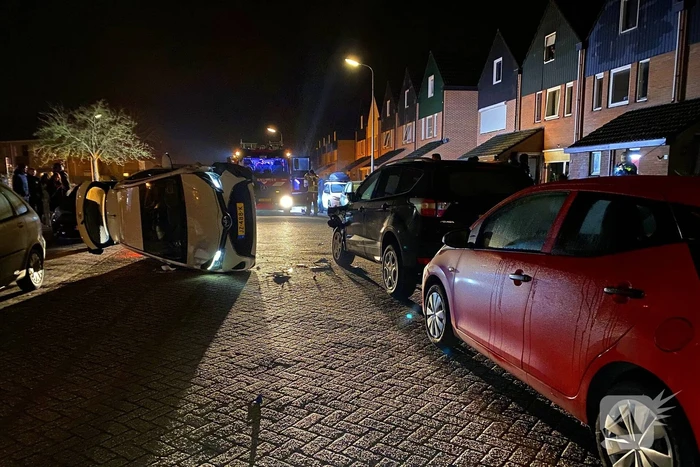 Ongeval laat auto op zijn kant eindigen