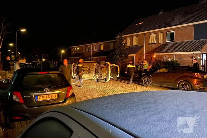 Ongeval laat auto op zijn kant eindigen
