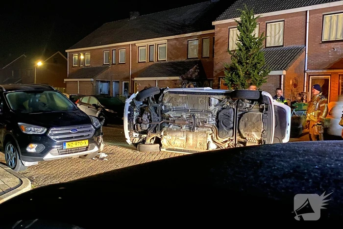 Ongeval laat auto op zijn kant eindigen