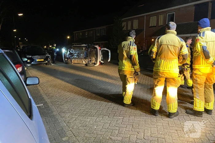Ongeval laat auto op zijn kant eindigen