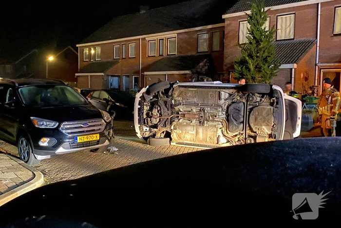 Ongeval laat auto op zijn kant eindigen