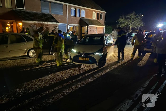 Ongeval laat auto op zijn kant eindigen