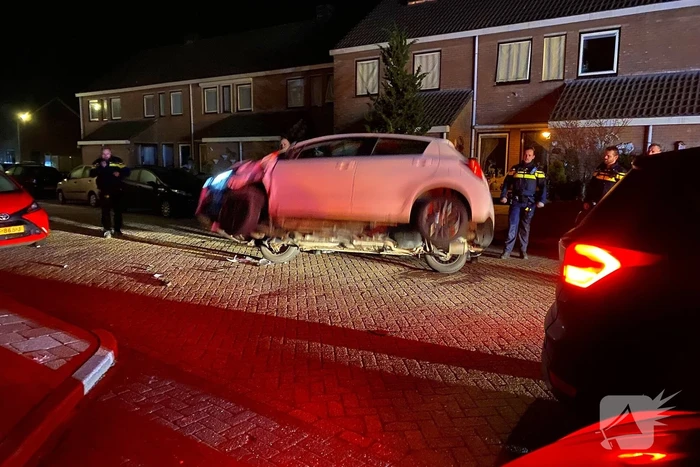 Ongeval laat auto op zijn kant eindigen