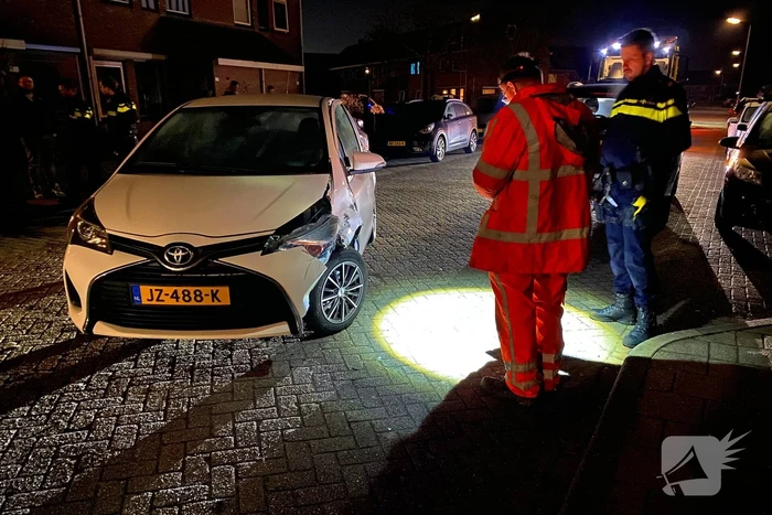 Ongeval laat auto op zijn kant eindigen