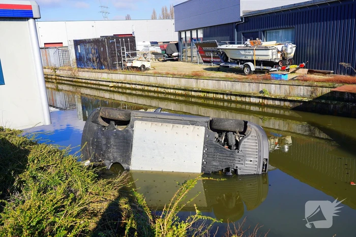 Automobilist raakt met voertuig te water