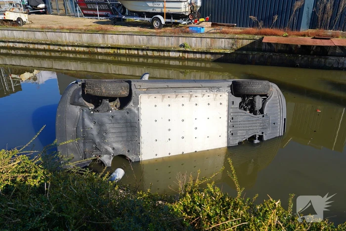 Automobilist raakt met voertuig te water