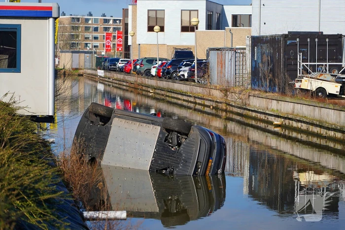 Automobilist raakt met voertuig te water