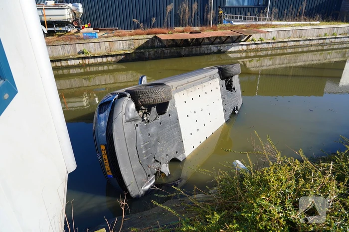 Automobilist raakt met voertuig te water
