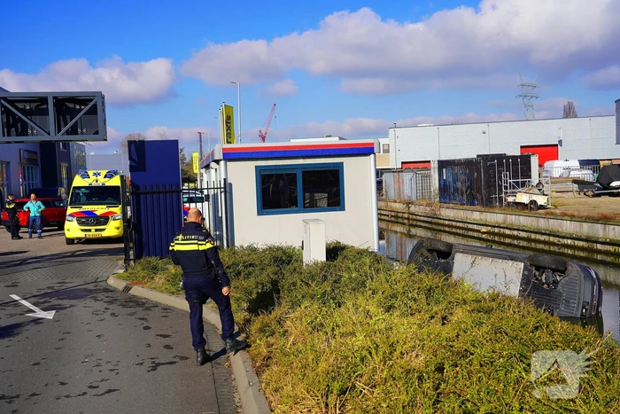 Automobilist raakt met voertuig te water