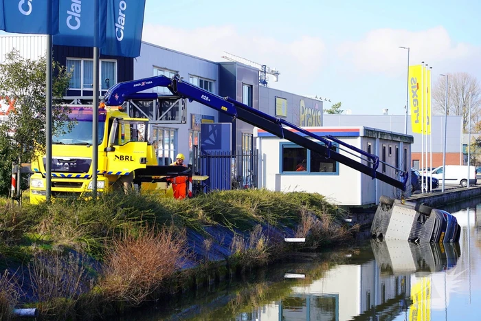 Automobilist raakt met voertuig te water