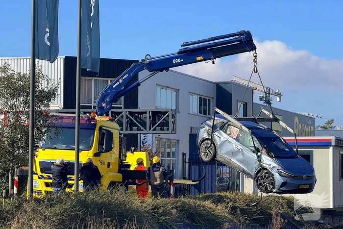 Automobilist raakt met voertuig te water