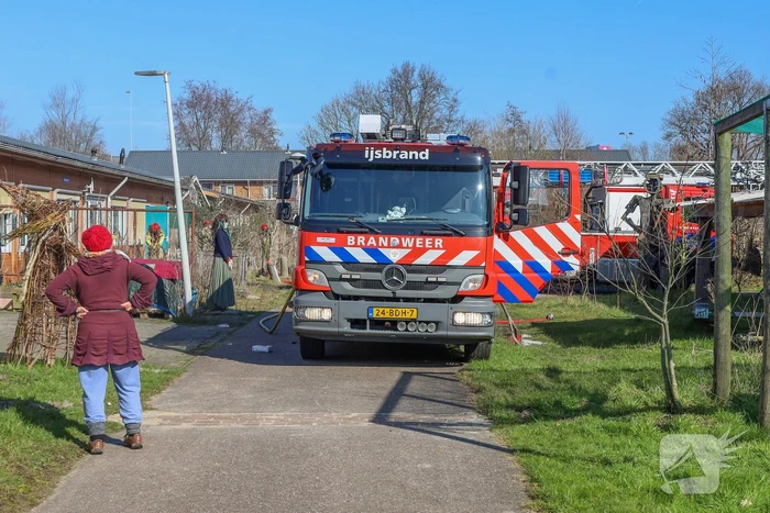 Veel rookontwikkeling bij binnenbrand in atelier