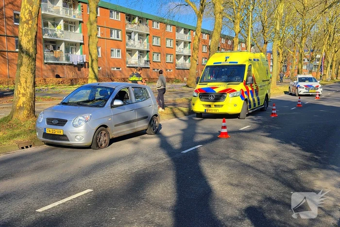 Automobilist raakt stoeprand en raakt gewond