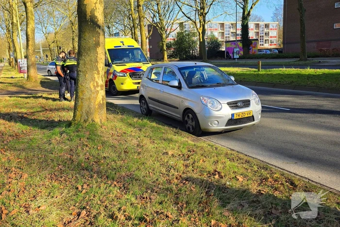 Automobilist raakt stoeprand en raakt gewond