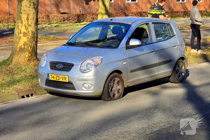 Automobilist raakt stoeprand en raakt gewond