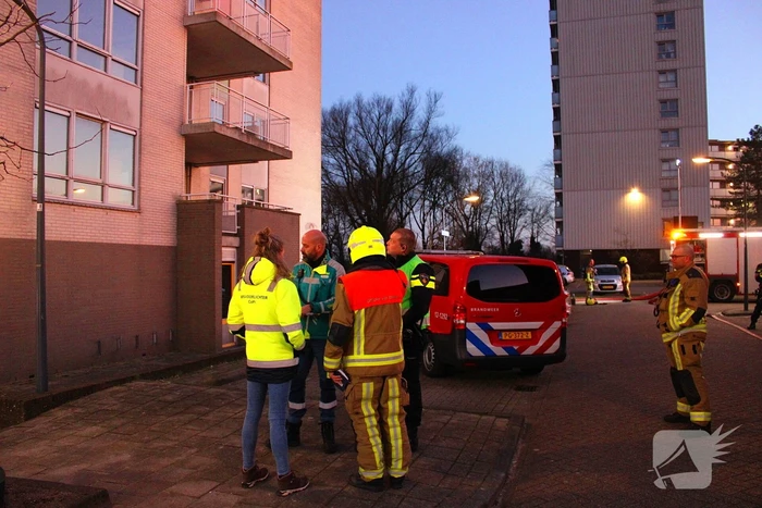 Brandweer ingezet voor grote brand in flatgebouw