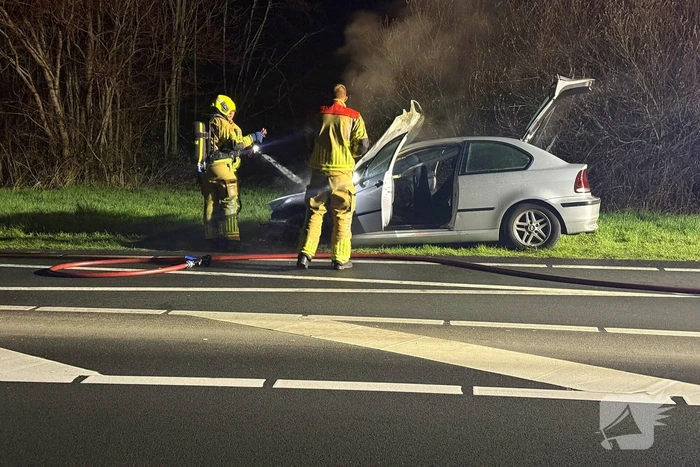 Auto vat vlam tijdens rijden