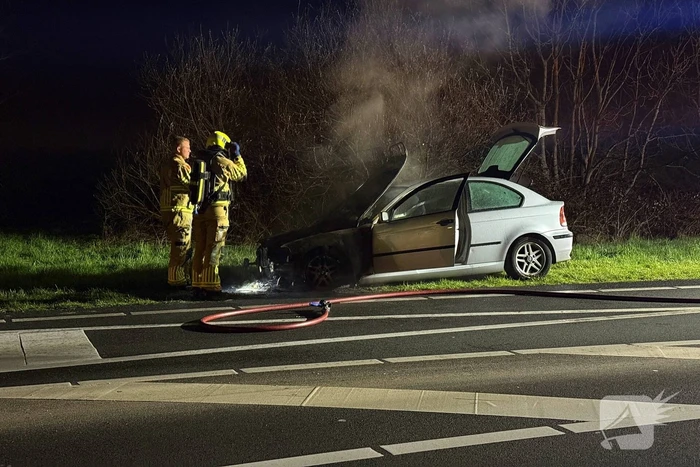 Auto vat vlam tijdens rijden