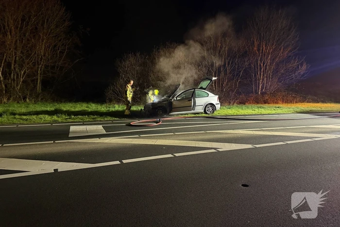 Auto vat vlam tijdens rijden