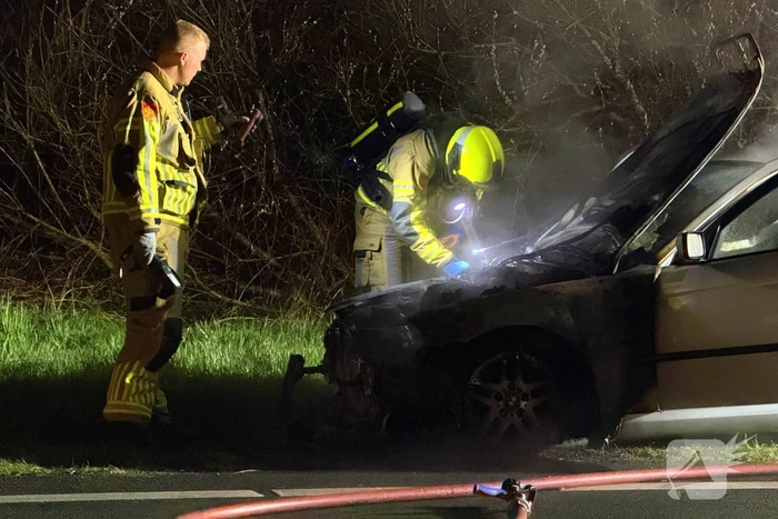 Auto vat vlam tijdens rijden