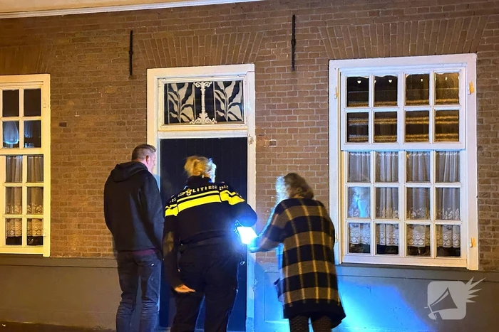Bus botst tegen gevel van woning